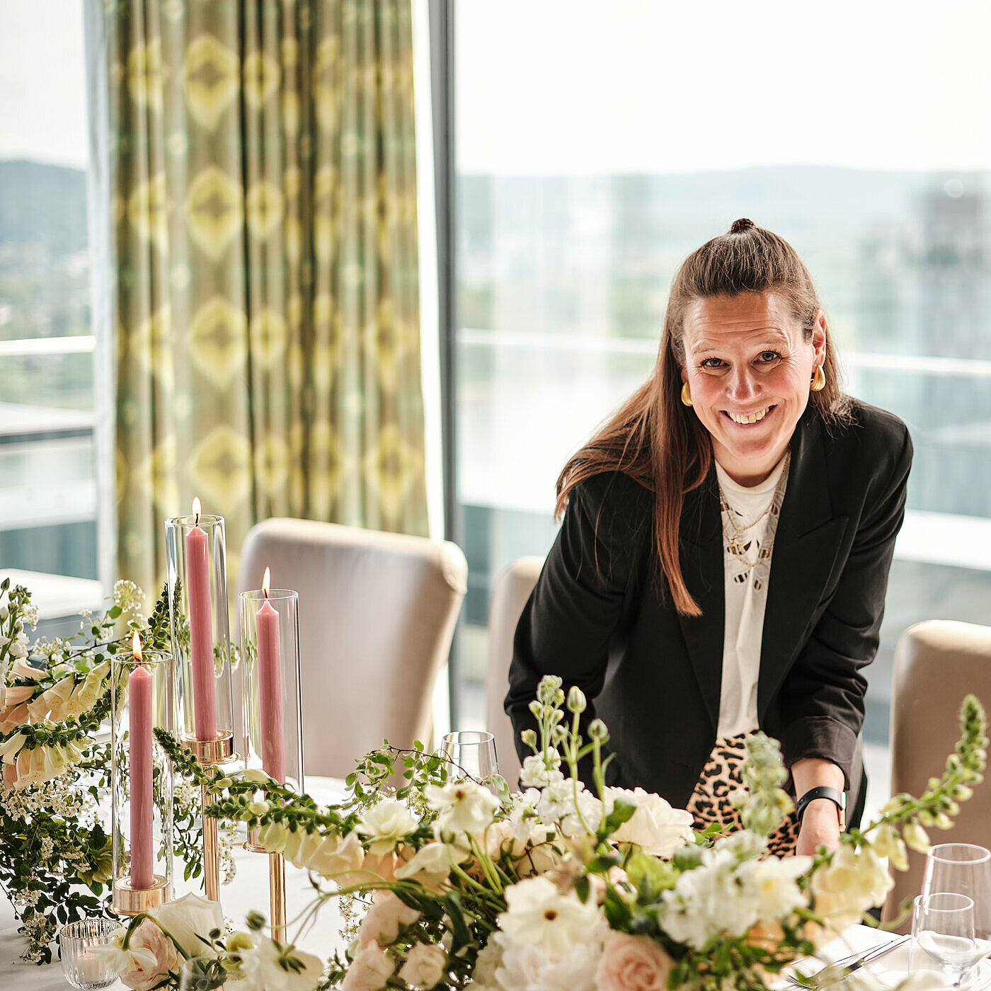 Die Dekorateurin Pam, dekoriert einen Tich im Konrad's für eine Hochzeit