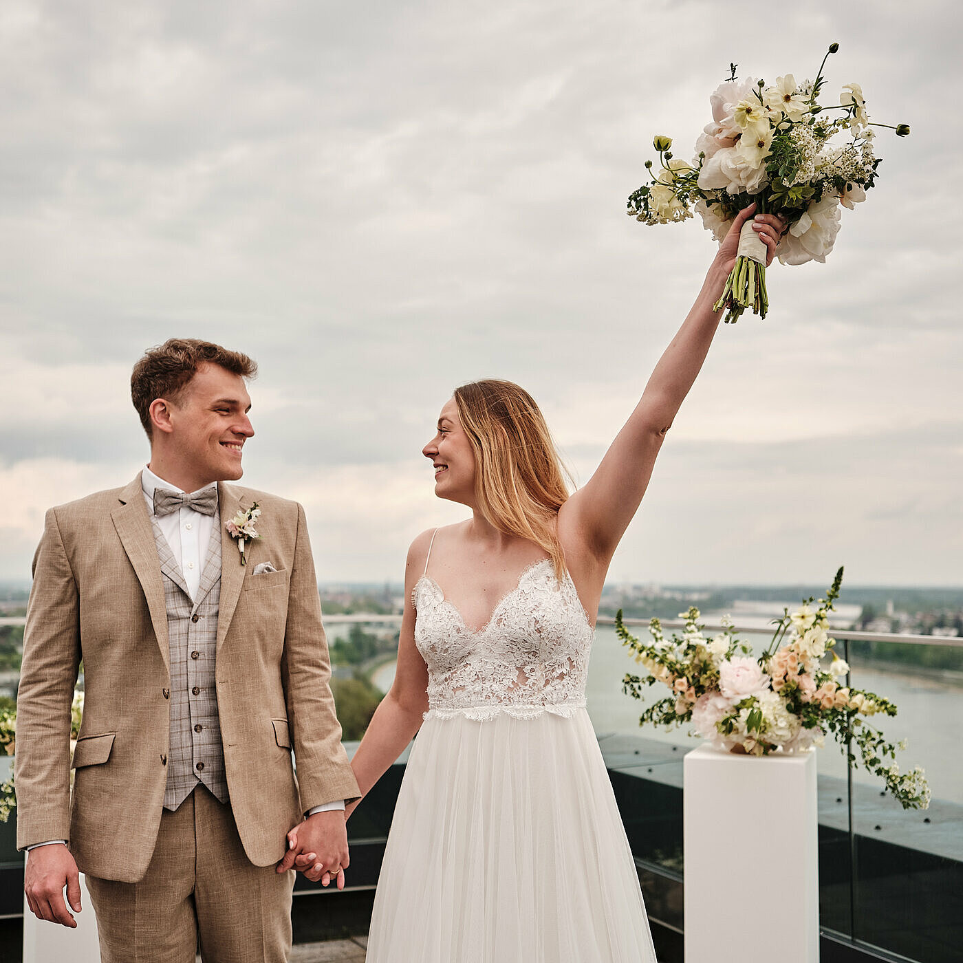 Glückliches Hochzeitspaar auf der Dachterrasse des Konrad's