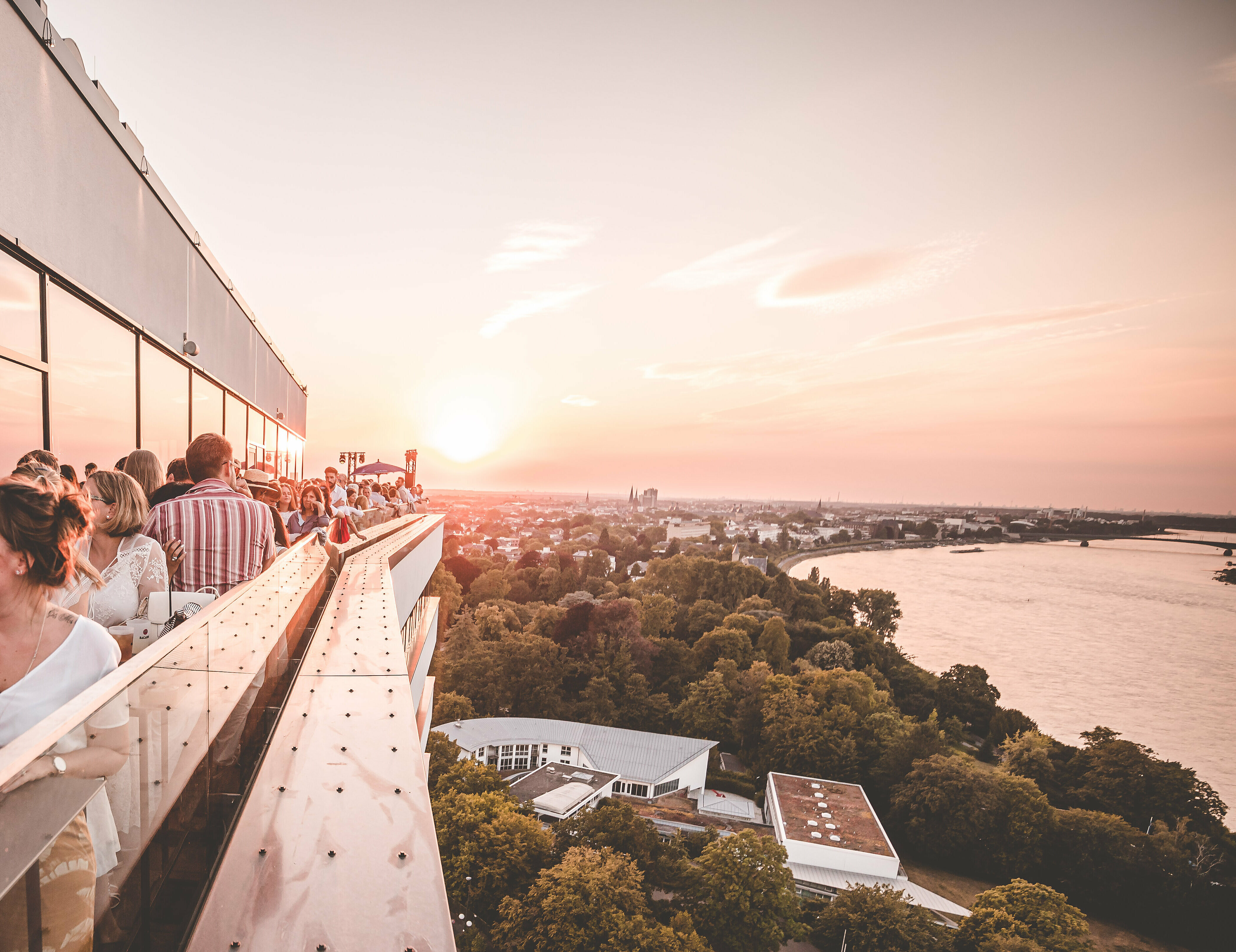 Sonnenuntergang auf der Dachterrasse bei einer Firmenfeier