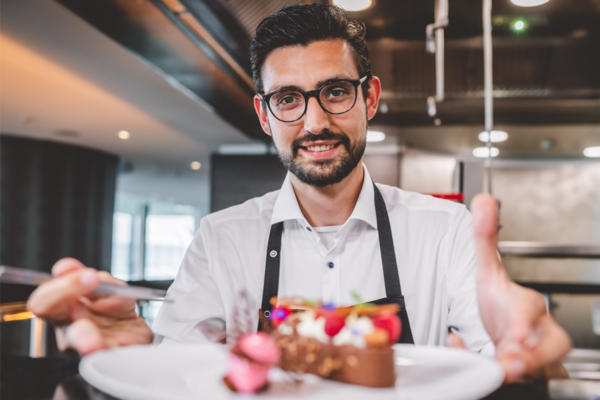 Felix Kaspar präsentiert Dessert