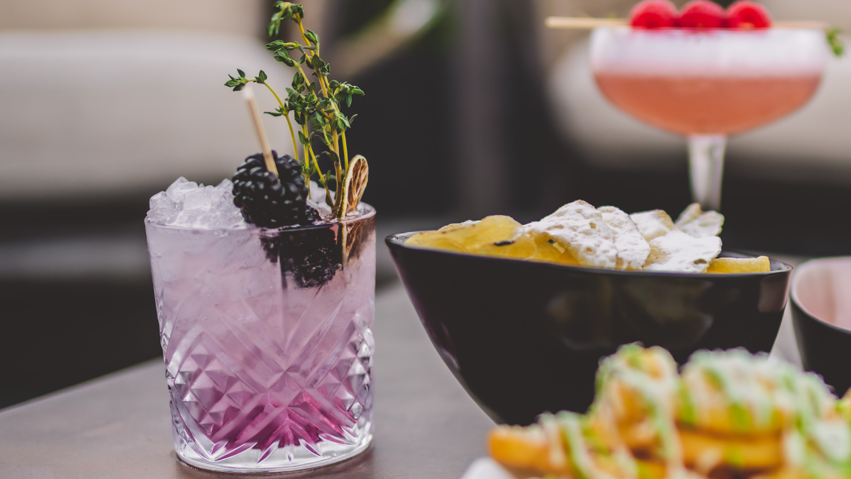 Cocktails und Chips auf der Dachterrasse der Skybar